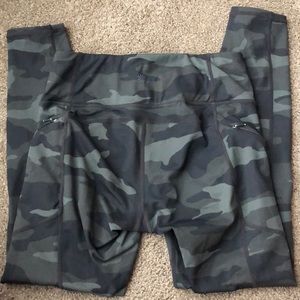 Athleta Camo 7/8 Tight size XS (black olive)